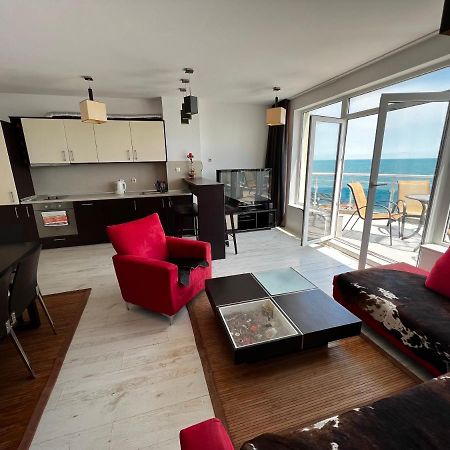 Modern Beachfront Apartment With Pool Равда Экстерьер фото