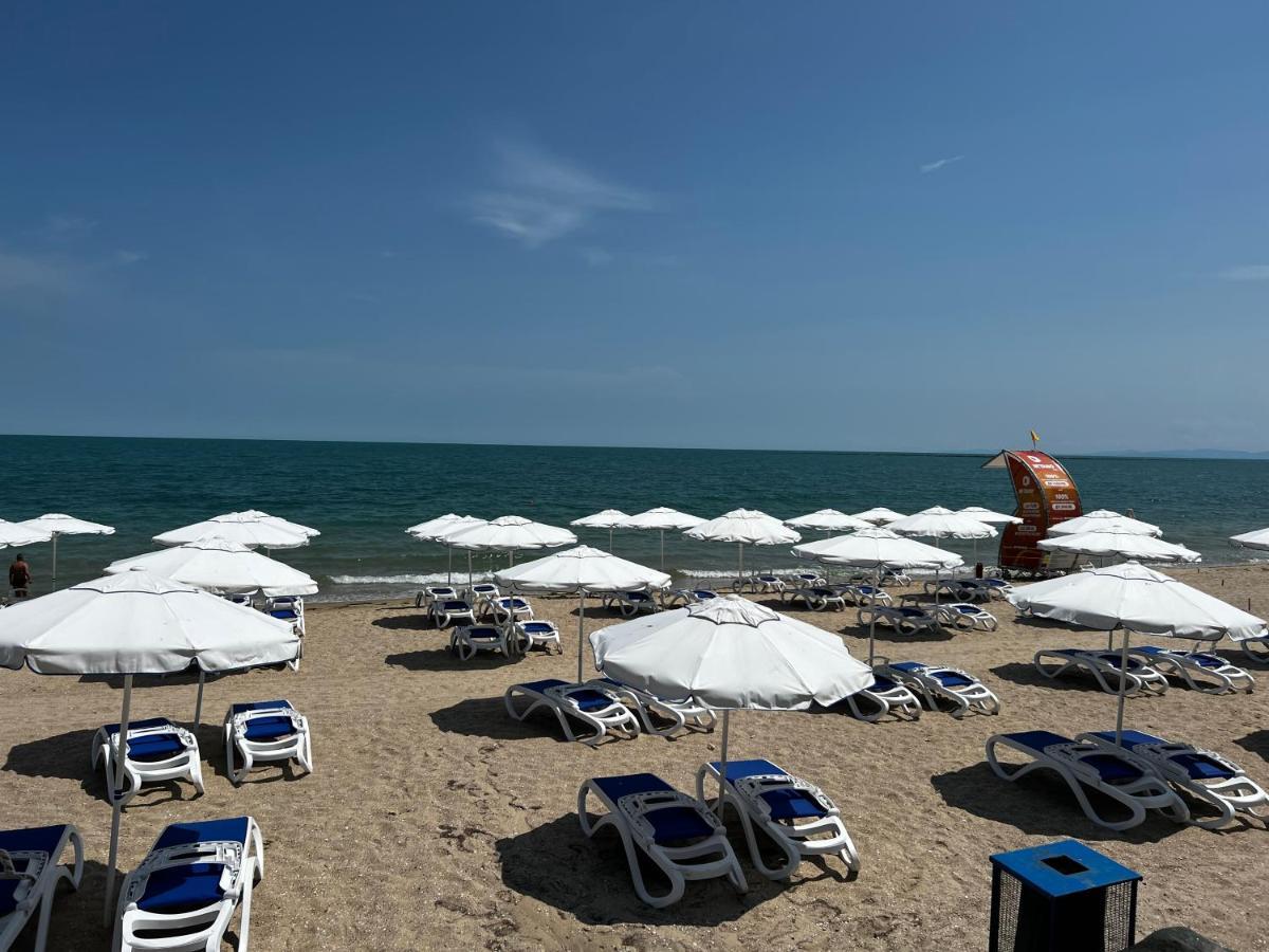 Modern Beachfront Apartment With Pool Равда Экстерьер фото