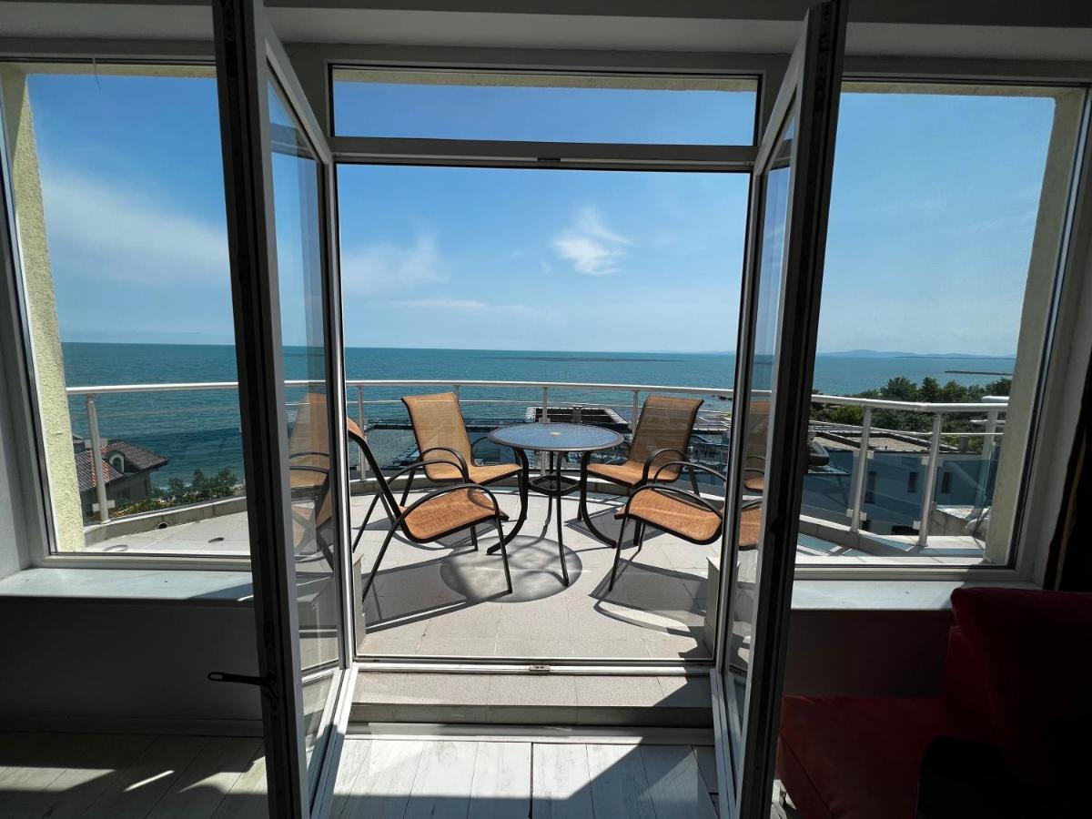 Modern Beachfront Apartment With Pool Равда Экстерьер фото