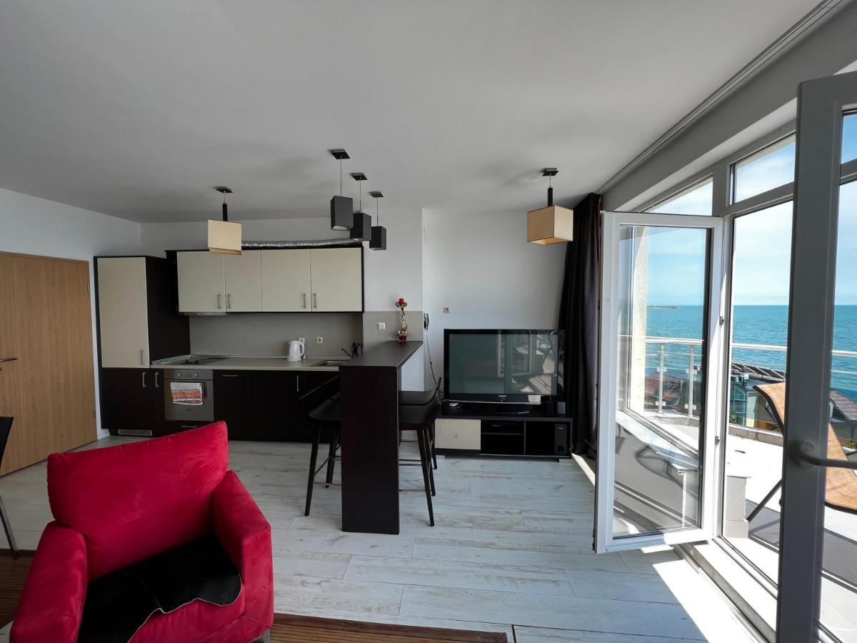 Modern Beachfront Apartment With Pool Равда Экстерьер фото