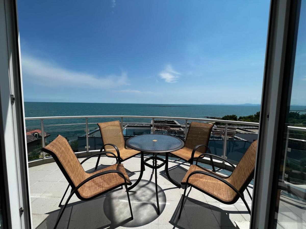 Modern Beachfront Apartment With Pool Равда Экстерьер фото