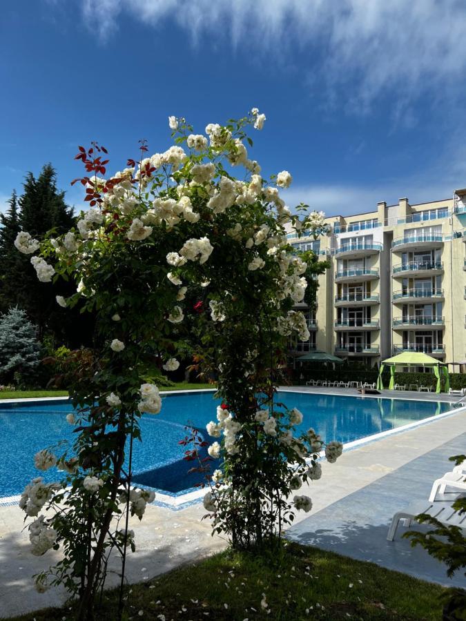 Modern Beachfront Apartment With Pool Равда Экстерьер фото