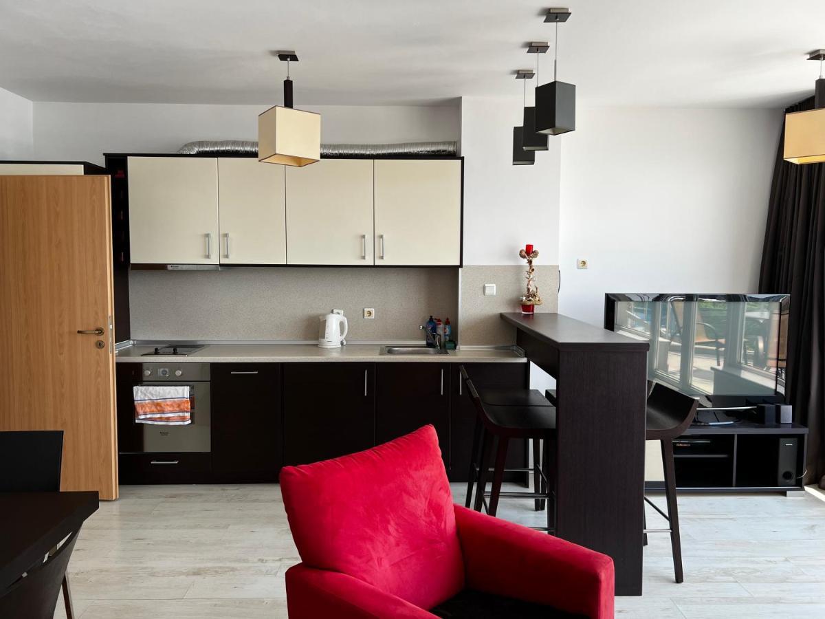 Modern Beachfront Apartment With Pool Равда Экстерьер фото