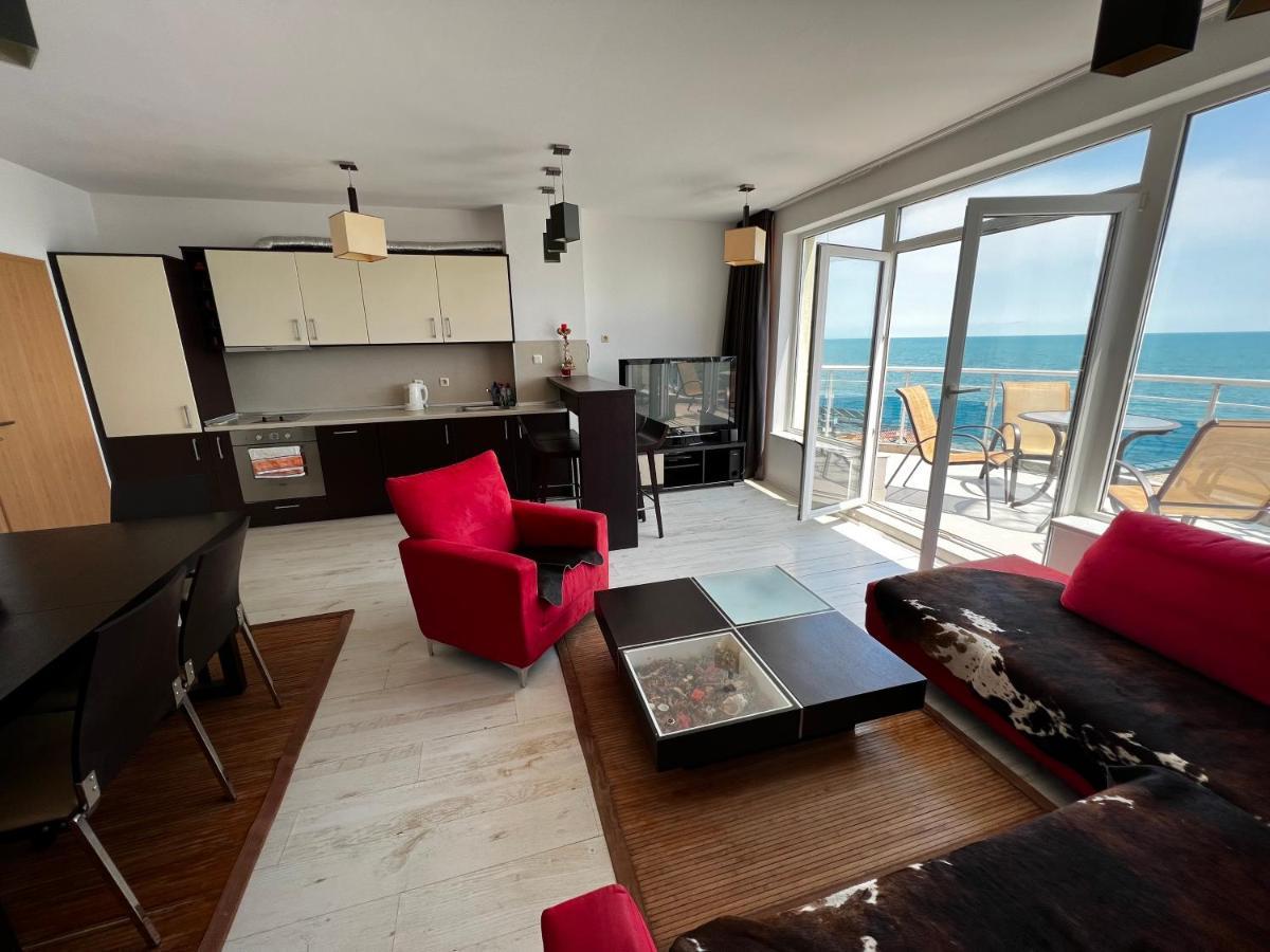Modern Beachfront Apartment With Pool Равда Экстерьер фото